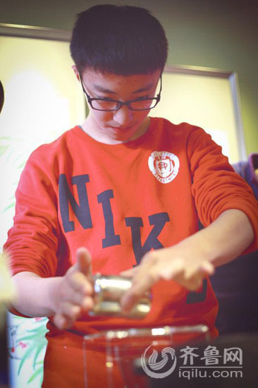 張旭東(dōng)在制(zhì)作(zuò)咖啡(受訪者供圖)